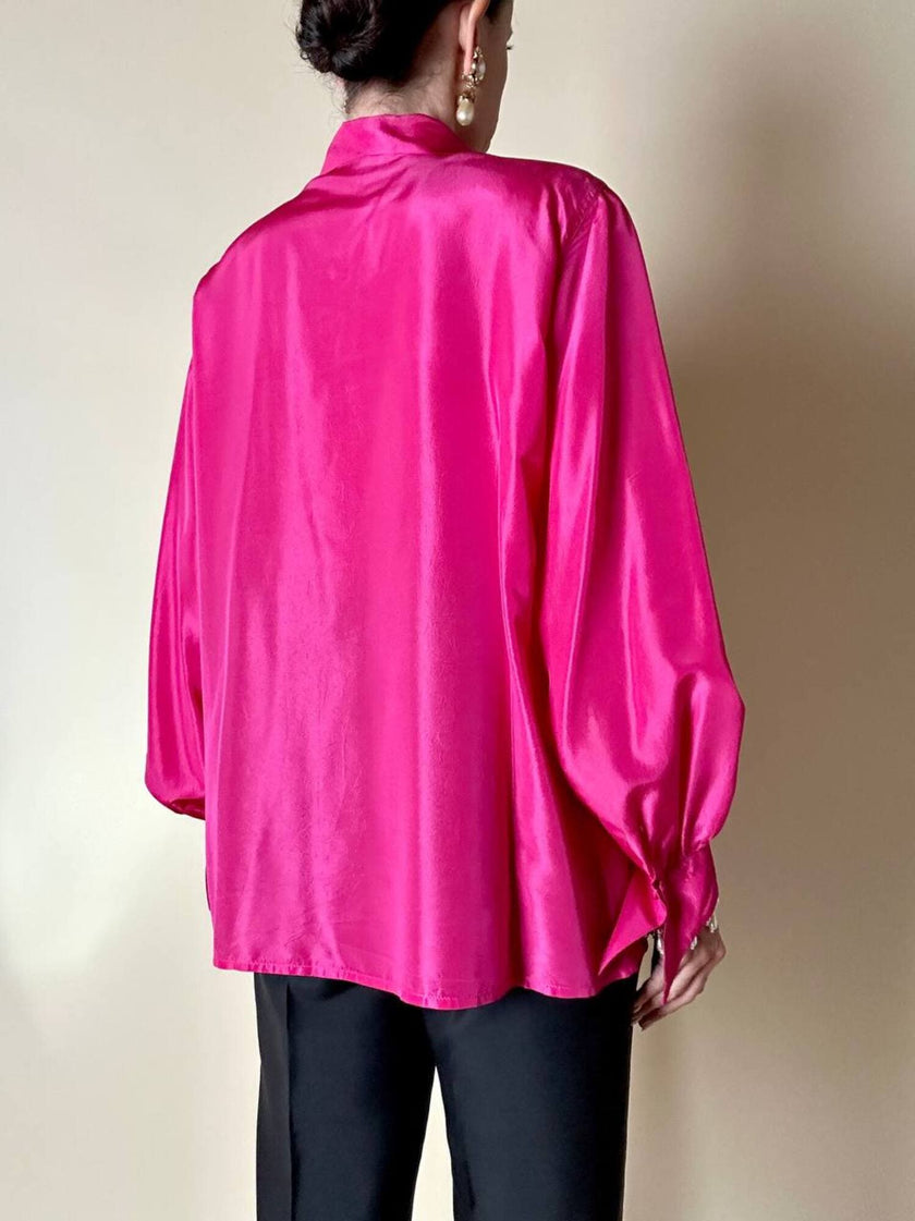 Camicia in taffetà fucsia con chiusura asimmetrica e rosa nel colletto “La Troupe”