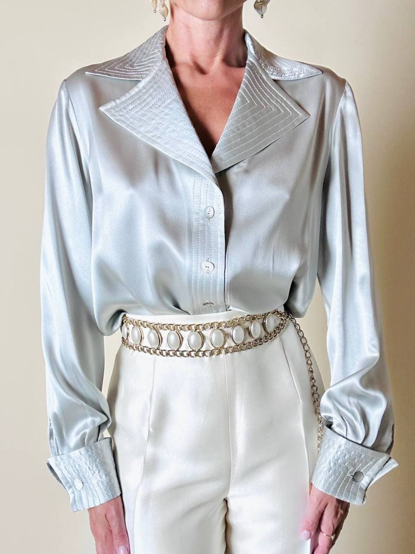 Camicia in raso di seta grigio perla con gemelli in madreperla “Valentino Garavani”