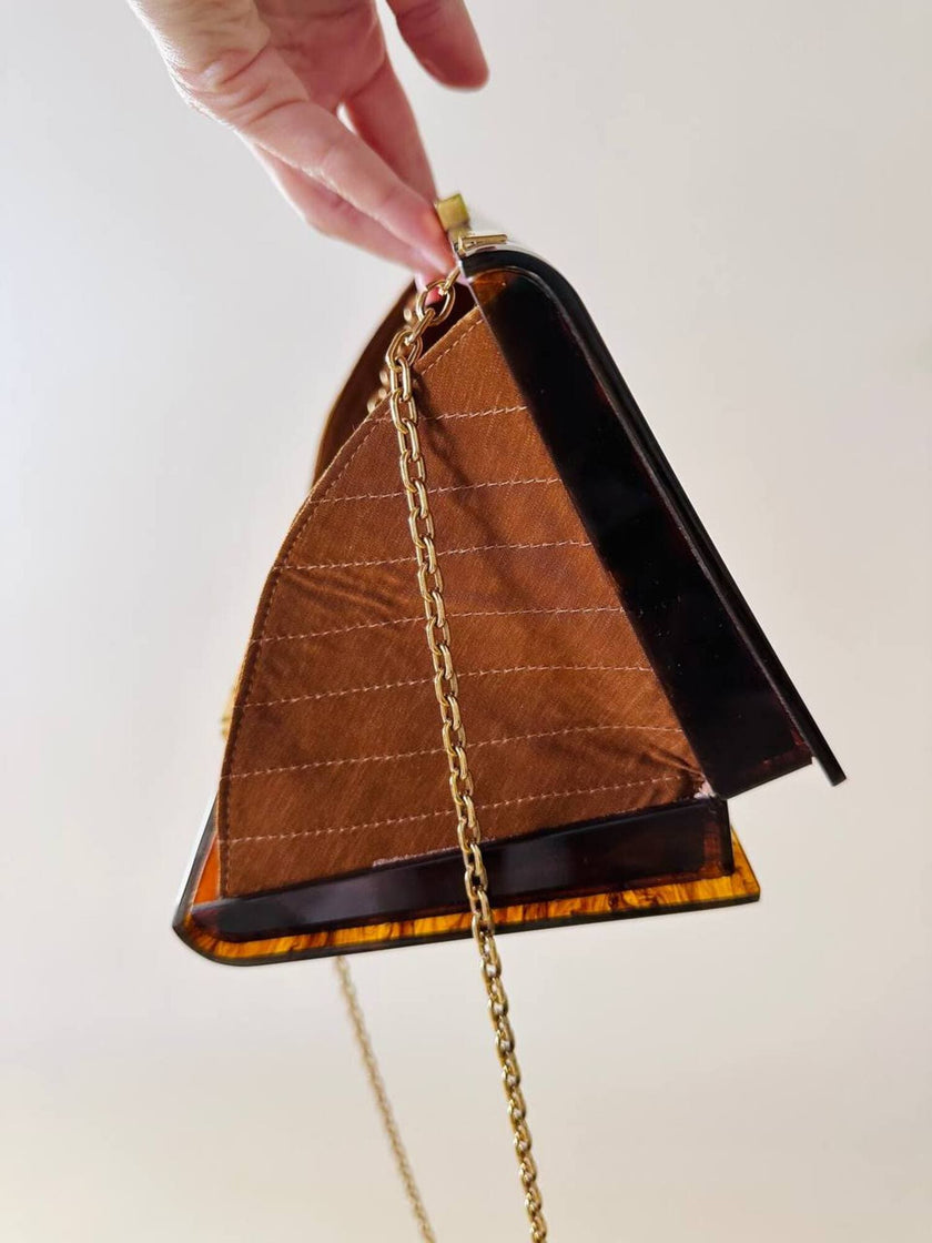 Bolso rígido Marie Antoinette de lucita con efecto carey y correa de cadena dorada