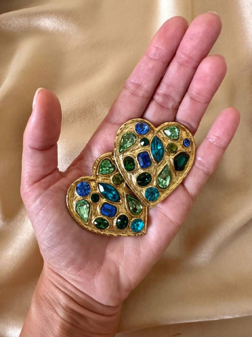 Maxi orecchini a clip dorati a forma di cuore con cristalli incastonati nei toni del verde e del blu