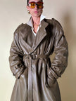 Trench doppiopetto in pelle color fango con interno imbottito