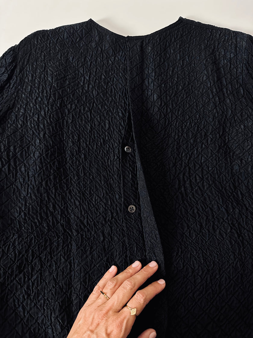 Blusa vintage Valentino Miss V in seta nera goffrata