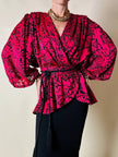 Blusa in chiffon devorè nero con damaschi in raso rosso/fucsia