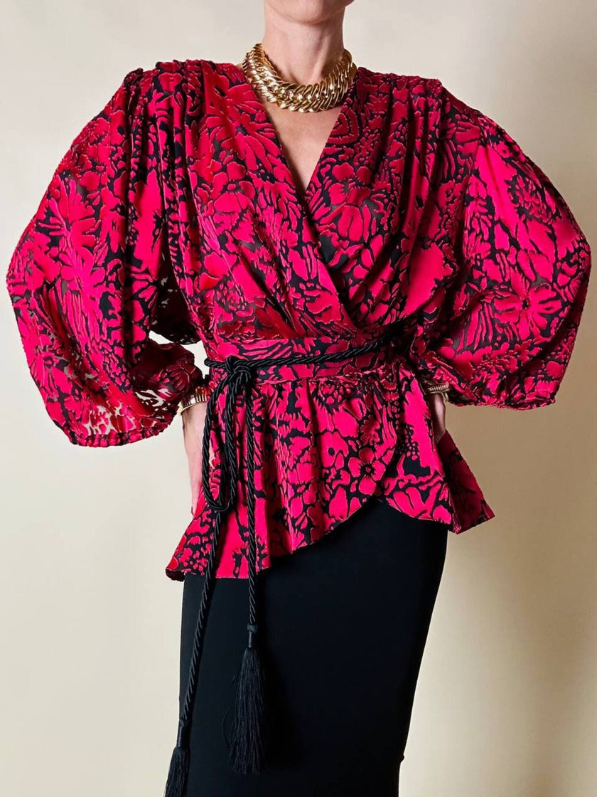 Blusa in chiffon devorè nero con damaschi in raso rosso/fucsia