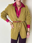 Cardigan lungo fatto a mano in lana verde acido con bottoni quadrati in tinta