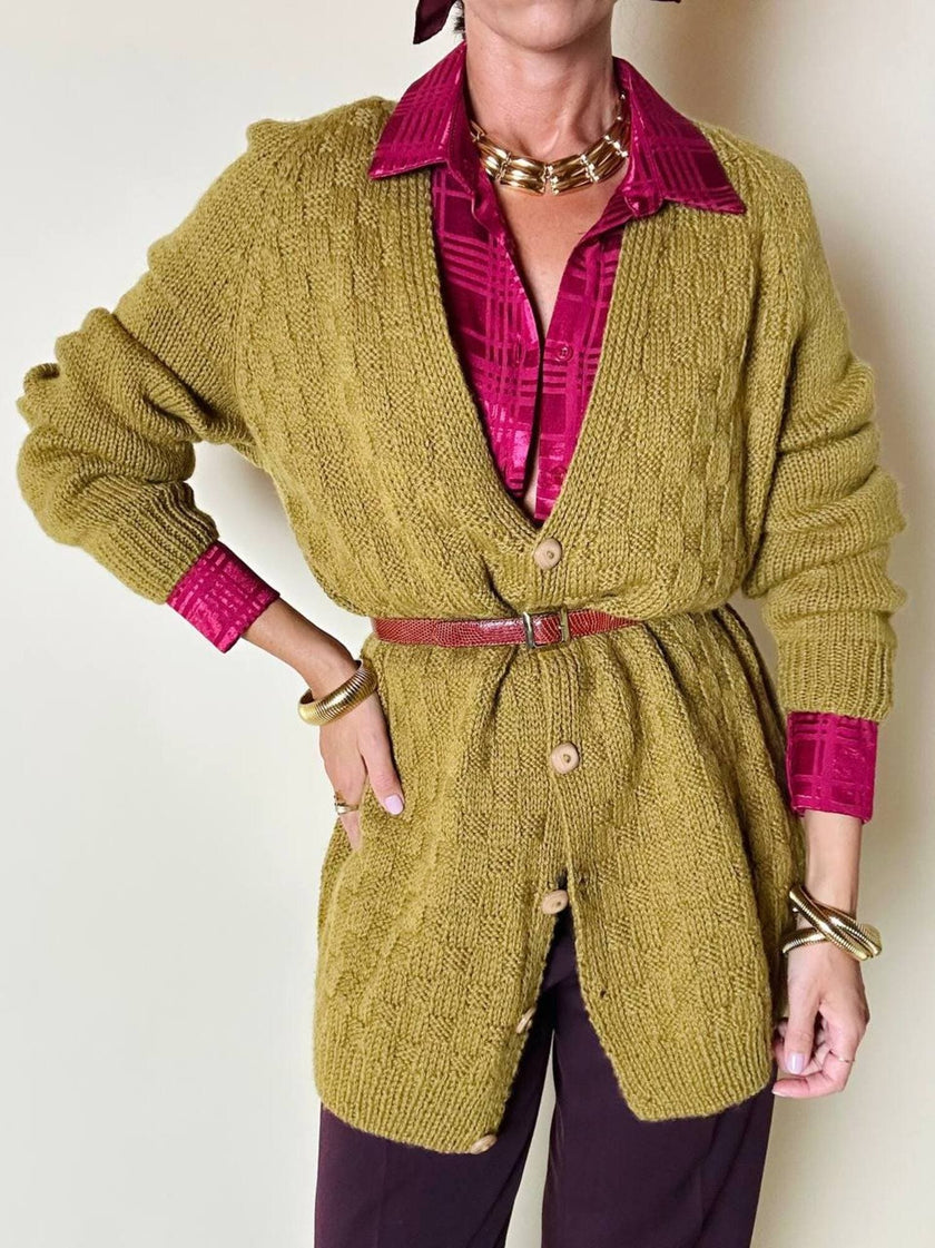 Cardigan lungo fatto a mano in lana verde acido con bottoni quadrati in tinta