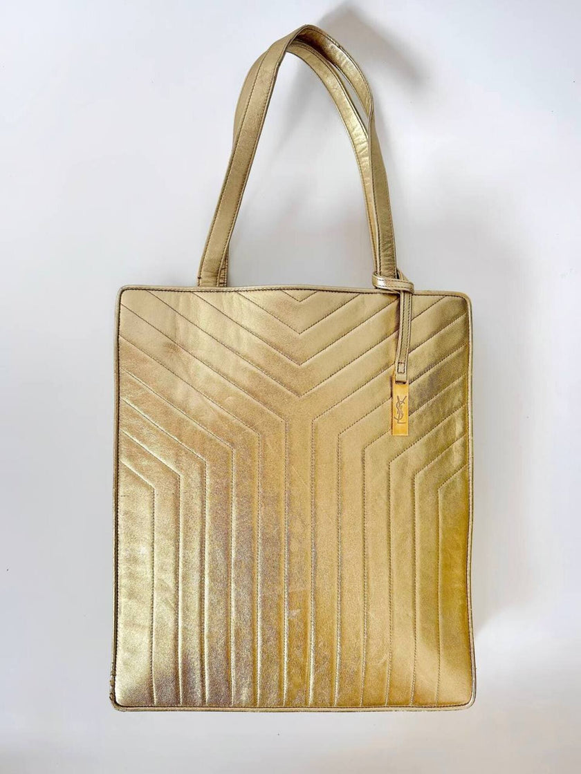 Bolso tote vintage Yves Saint Laurent de piel laminada dorada con diseño matelassé chevron
