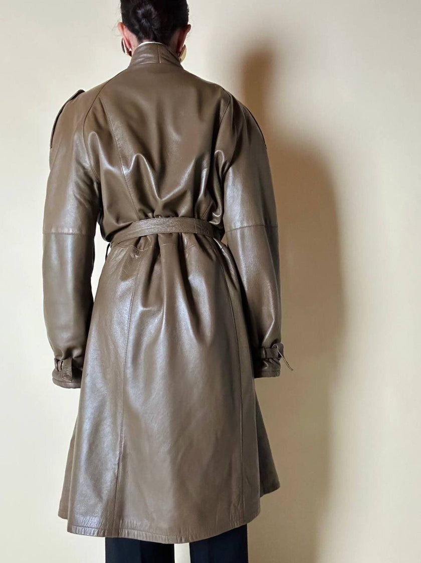 Trench doppiopetto in pelle color fango con interno imbottito