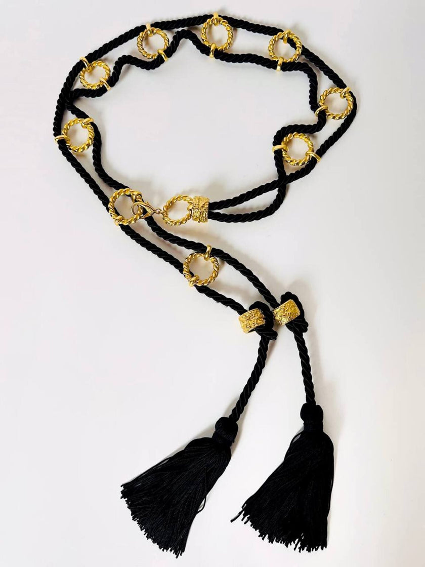 Cintura gioiello in cordino nero elementi metallici tondi e nappe terminali