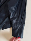 Biker vintage in pelle nera con cintura in vita e fodera couture