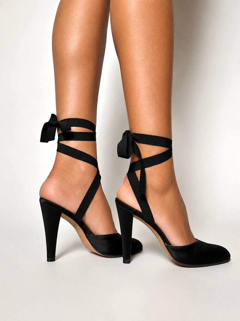 Décolleté vintage Yves Saint Laurent in raso nero con lacci da annodare alla caviglia