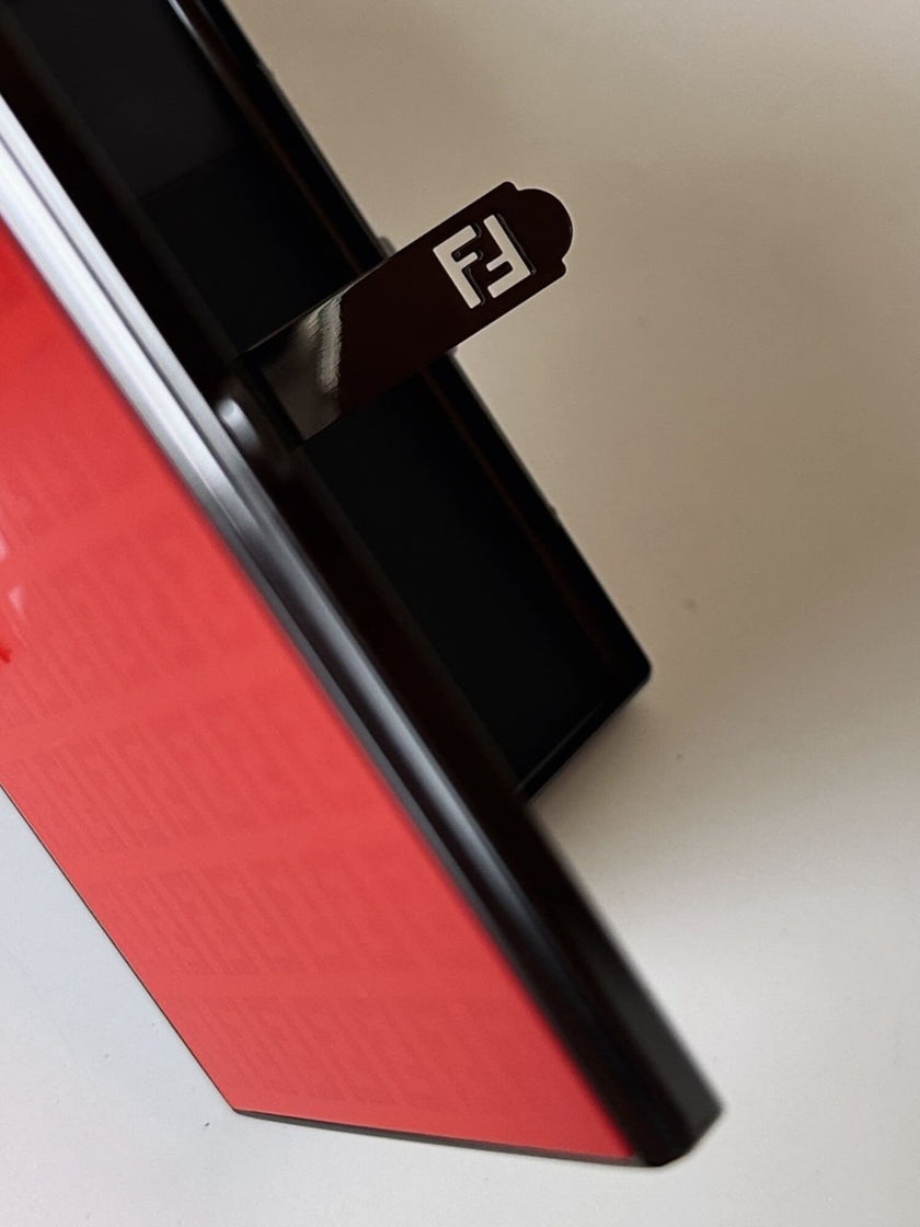 Porta sigarette-carte di credito-biglietti da visita vintage Fendi in metallo con motivo FF in smalto rosso