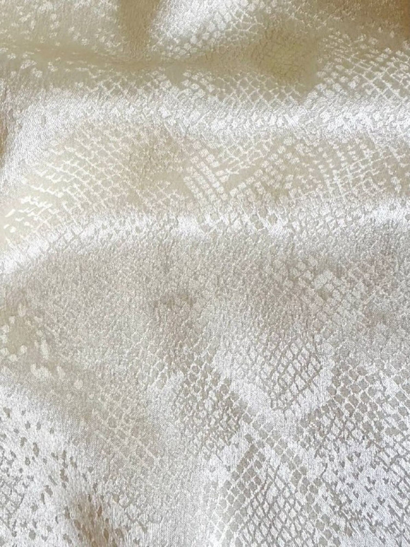 Blusa Yves Saint Laurent con fiocco al collo in seta jacquard avorio fantasia pitone