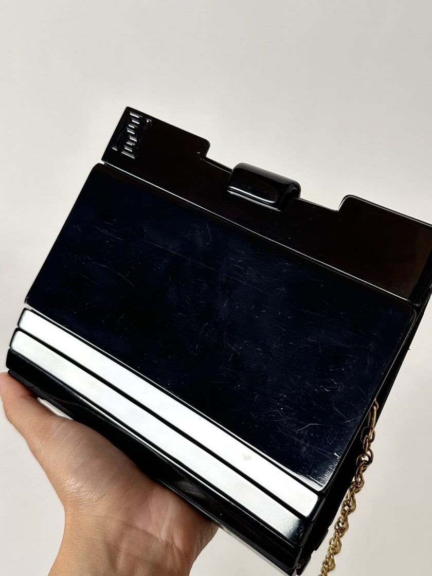 Borsa vintage Fendi in lucite nera con logo inciso e tracolla a catena dorata