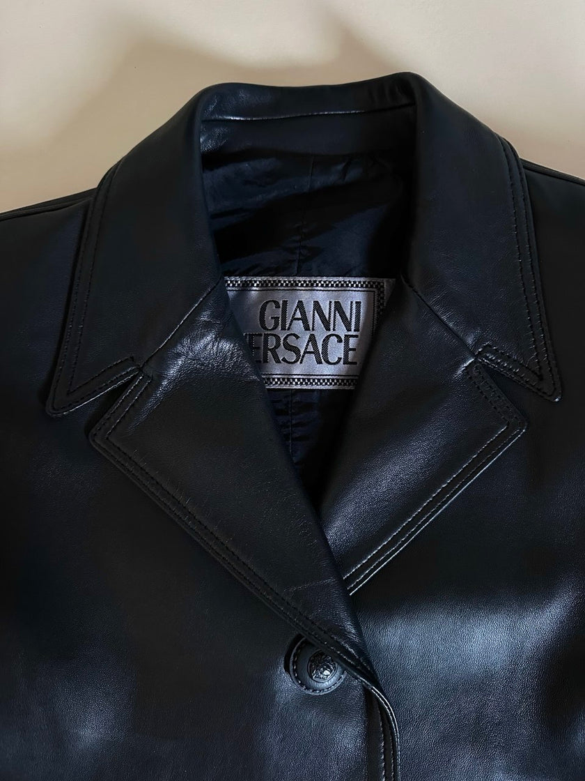Blazer cropped Gianni Versace vintage in pelle nera con bottoni medusa