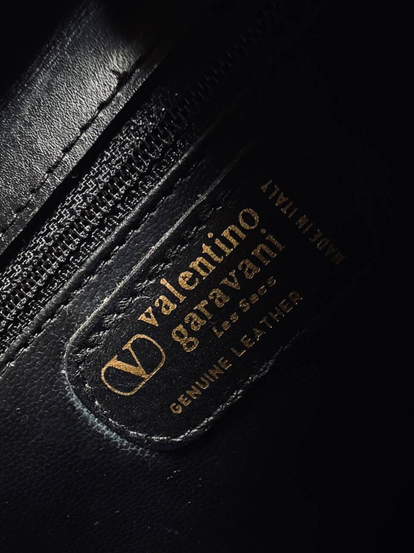 Borsa a tracolla modello a busta in pelle nera “Valentino”