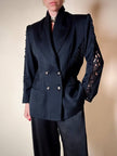 Blazer nero con inserti di pizzo macramè 