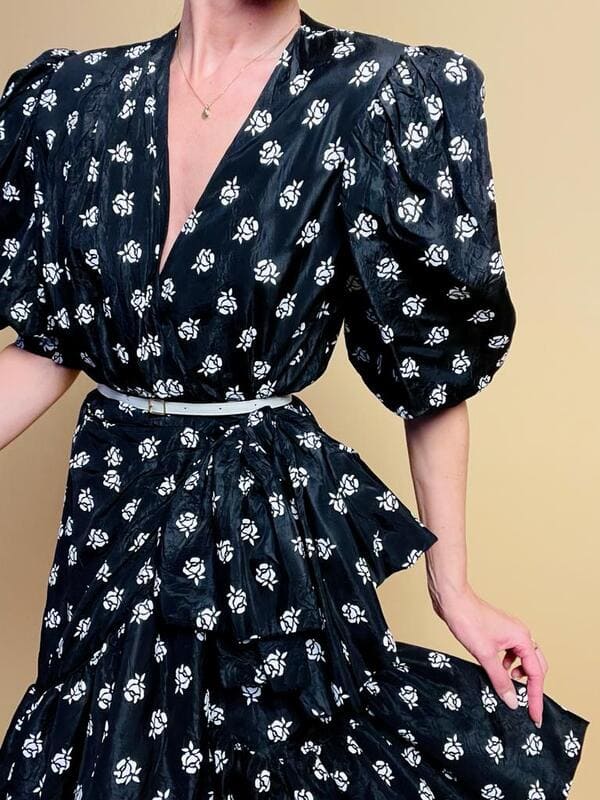 Puffy dress nero con rose bianche