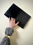 Pochette vintage Yves Saint Laurent in pelle nera con greca logata in rilievo