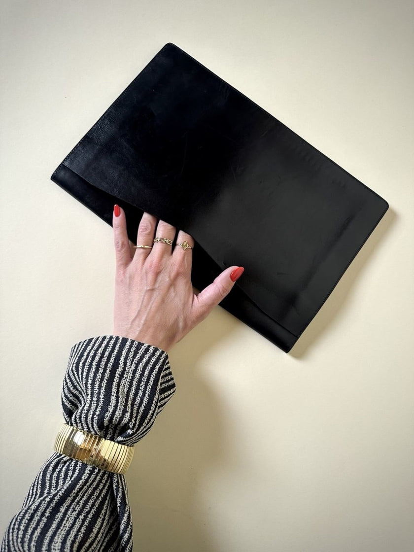 Pochette vintage Yves Saint Laurent in pelle nera con greca logata in rilievo