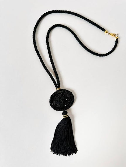 Collana vintage in cordino spirale nero con ciondolo gioiello e nappa couture