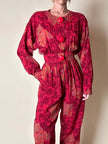 Jumpsuit sartoriale a fantasia floreale nei toni del rosso e maxi bottoni