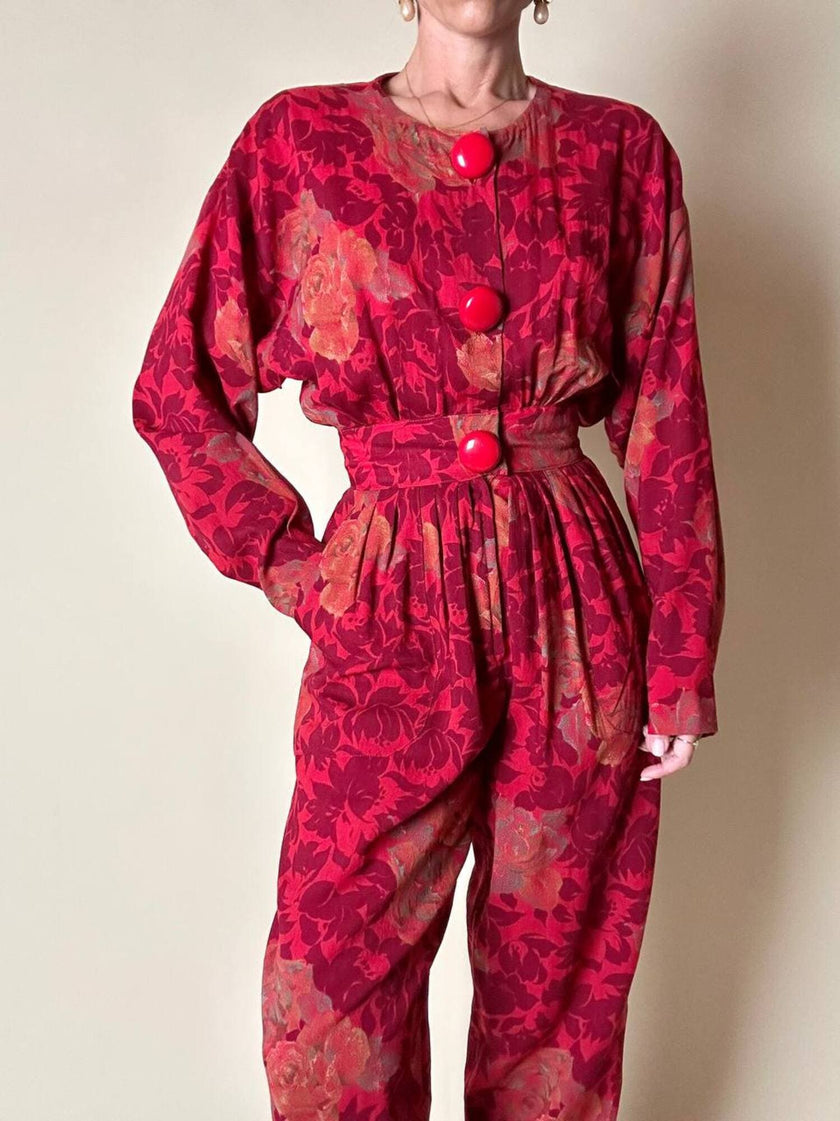Jumpsuit sartoriale a fantasia floreale nei toni del rosso e maxi bottoni