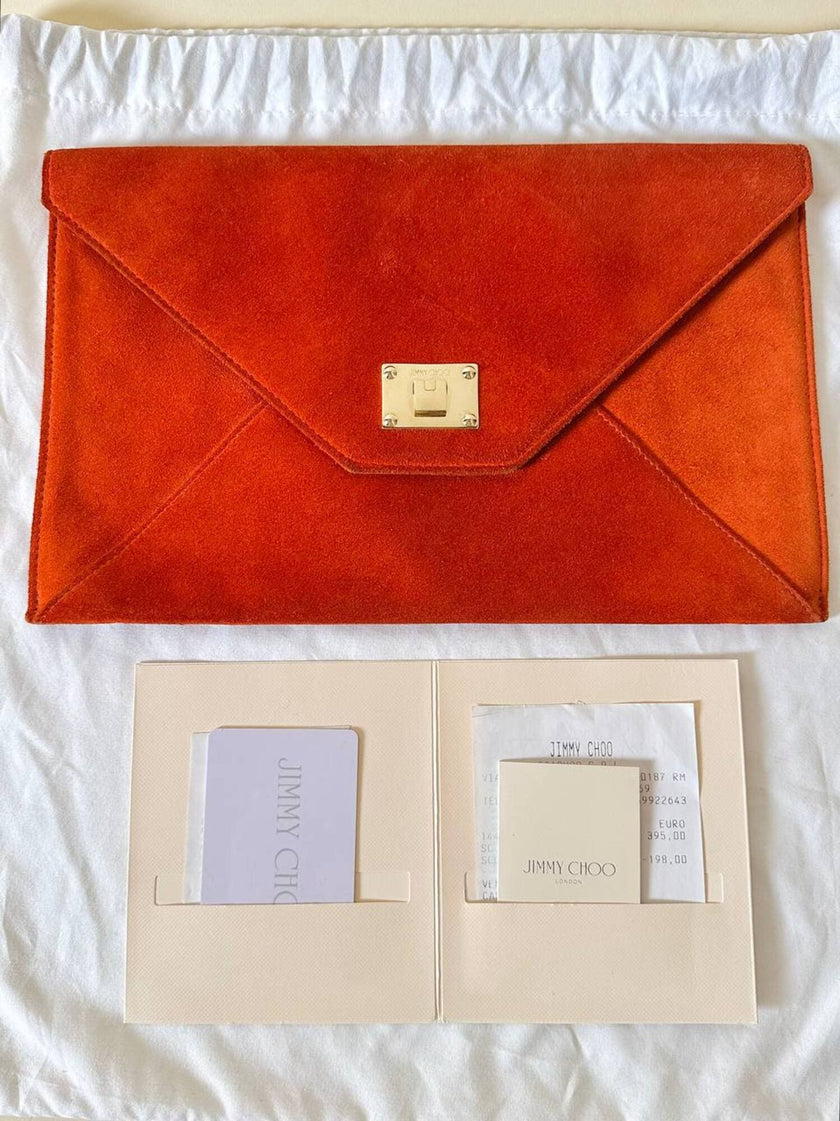 Pochette a busta Jimmy Choo in camoscio aragosta con placca metallica logata