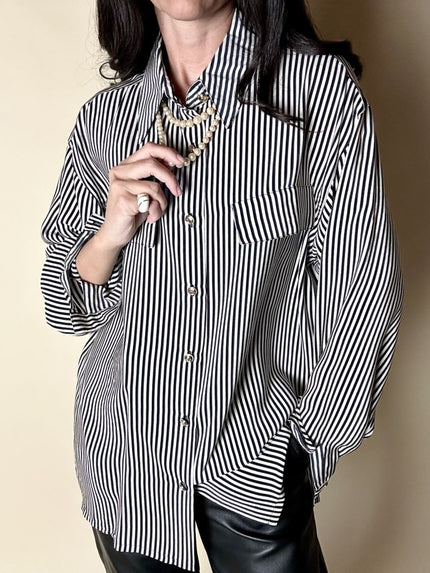 Camicia vintage in seta bacchettata bianca e nera con bottoni dorati