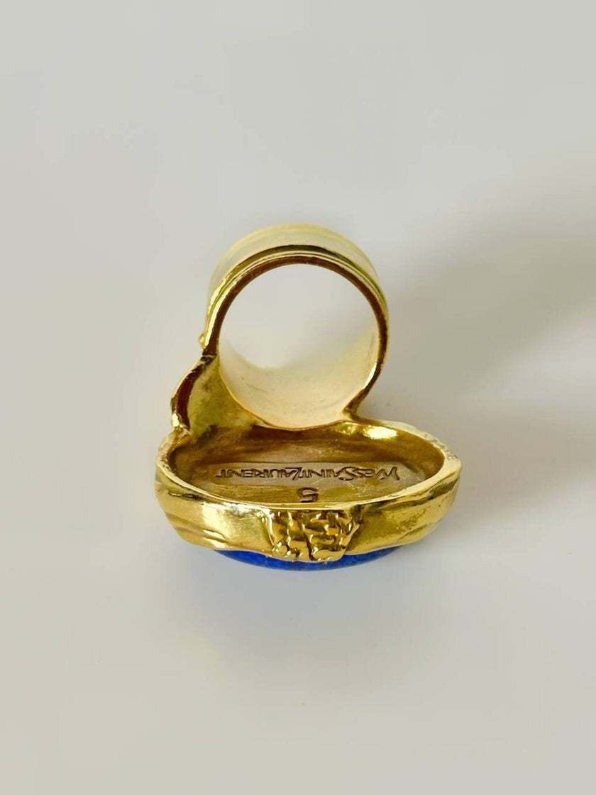 Anello Yves Saint Laurent Arty Ring con cabochon blu effetto Lapislazzuli