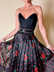 Gonna a ruota in organza jacquard nera a pois rossi con rose rosse dipinte
