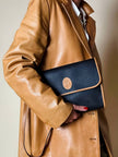 Borsa messenger in pelle nera stampata con profili cuoio “Yves Saint Laurent”