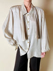 Camicia vintage in seta greige con sciarpina plissé e bottoni gioiello dorati