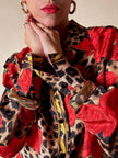 Camicia in seta leopardata con rose rosse e dettagli barocchi “Laurèl”