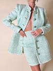 Tailleur sartoriale haute couture in tweed verde acqua marina con maxi bottoni gioiello