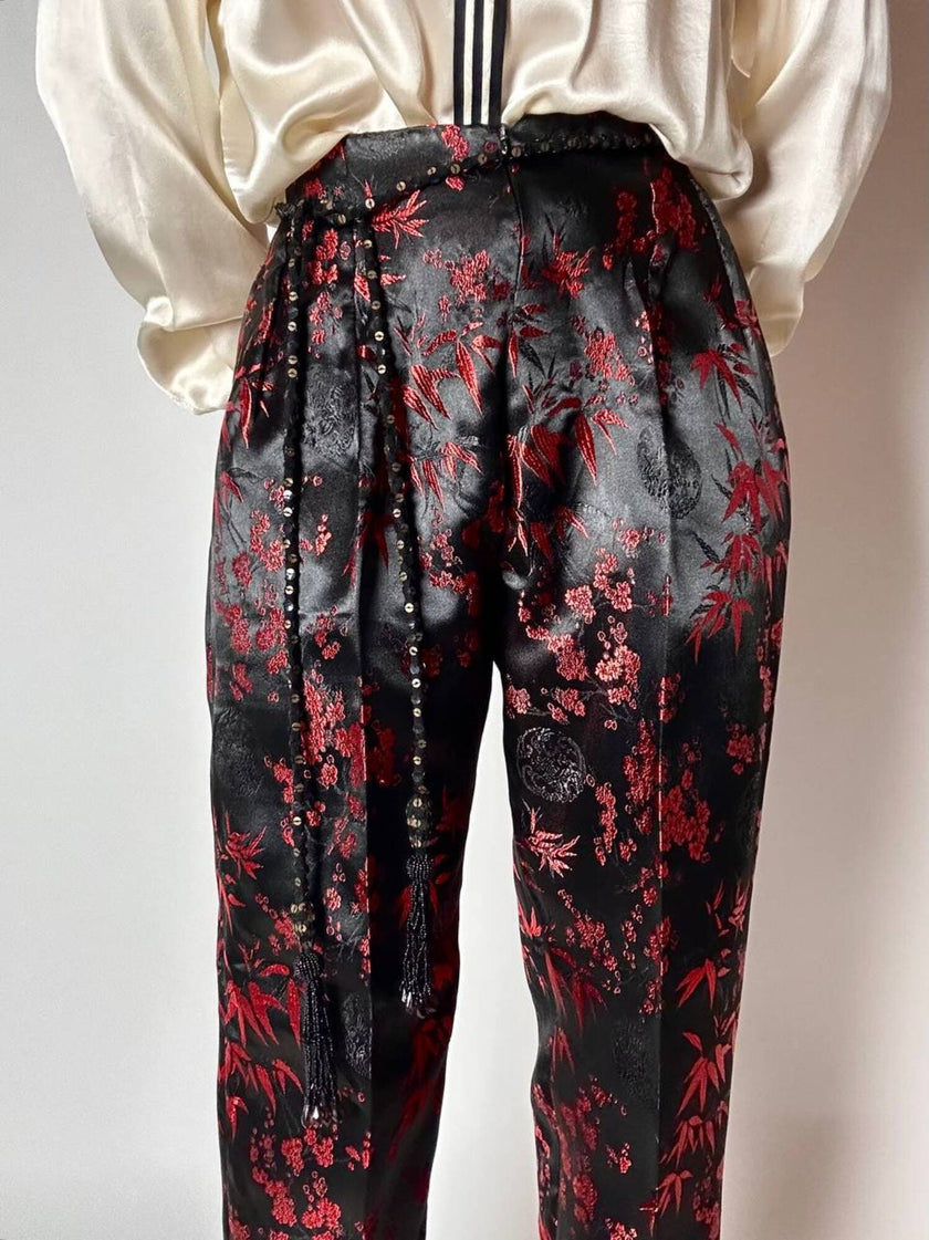 Pantalone vintage a vita alta in raso jacquard nero e rosso fantasia bambù e fiori di prugno