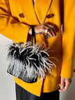 Borsa vintage in raso nero con piume di struzzo bianche e nere