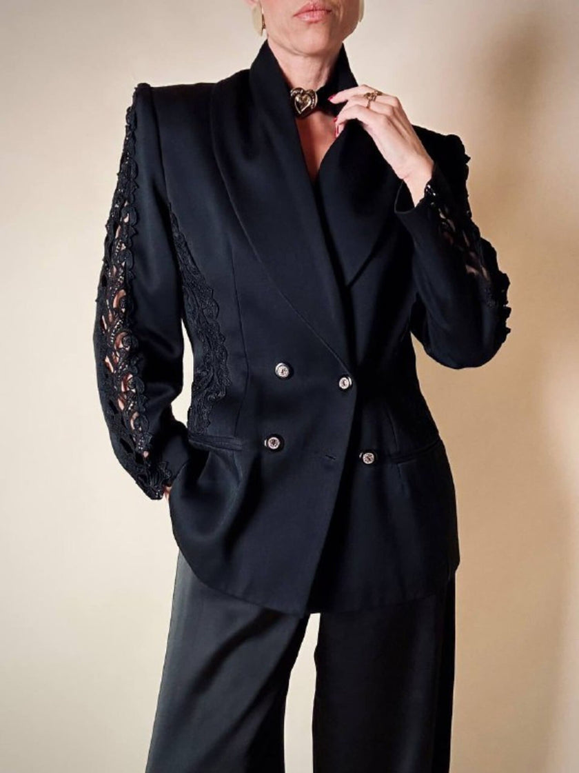 Blazer nero con inserti di pizzo macramè 