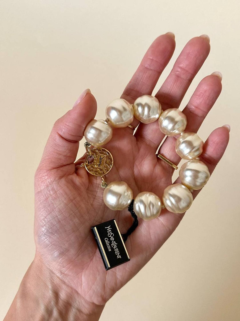 Bracciale di perle barocche con chiusura dorata “Yves Saint Laurent”