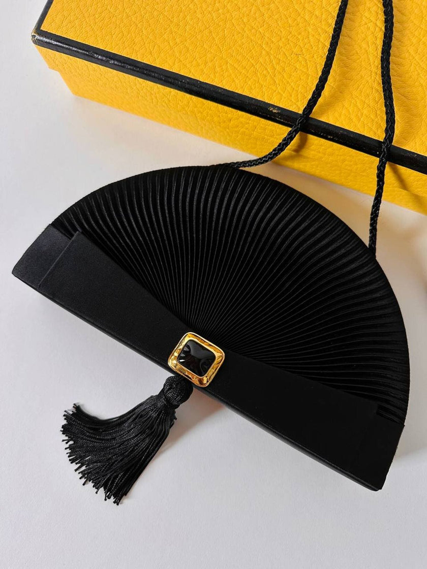 Pochette vintage Guy Laroche forma a ventaglio in raso nero con nappa couture
