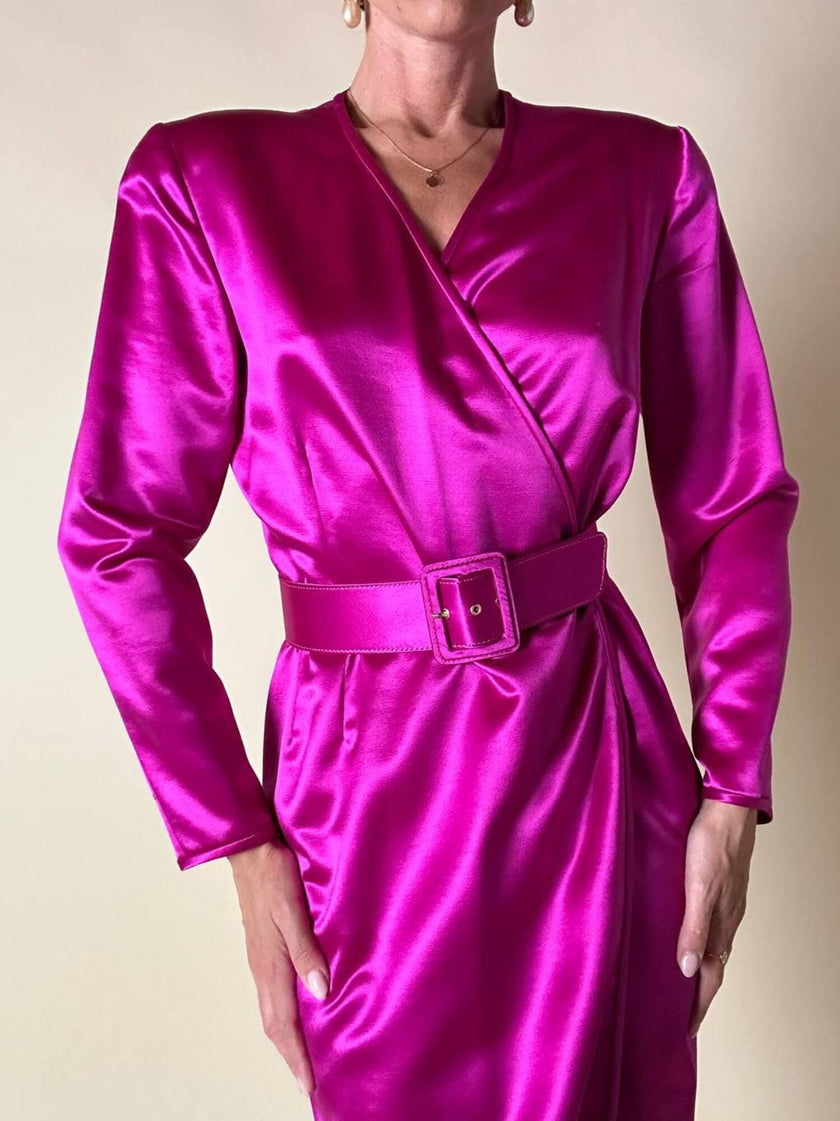 Wrap dress in raso ciclamino con cintura in coordinato “Sartoria Oriana Neri”