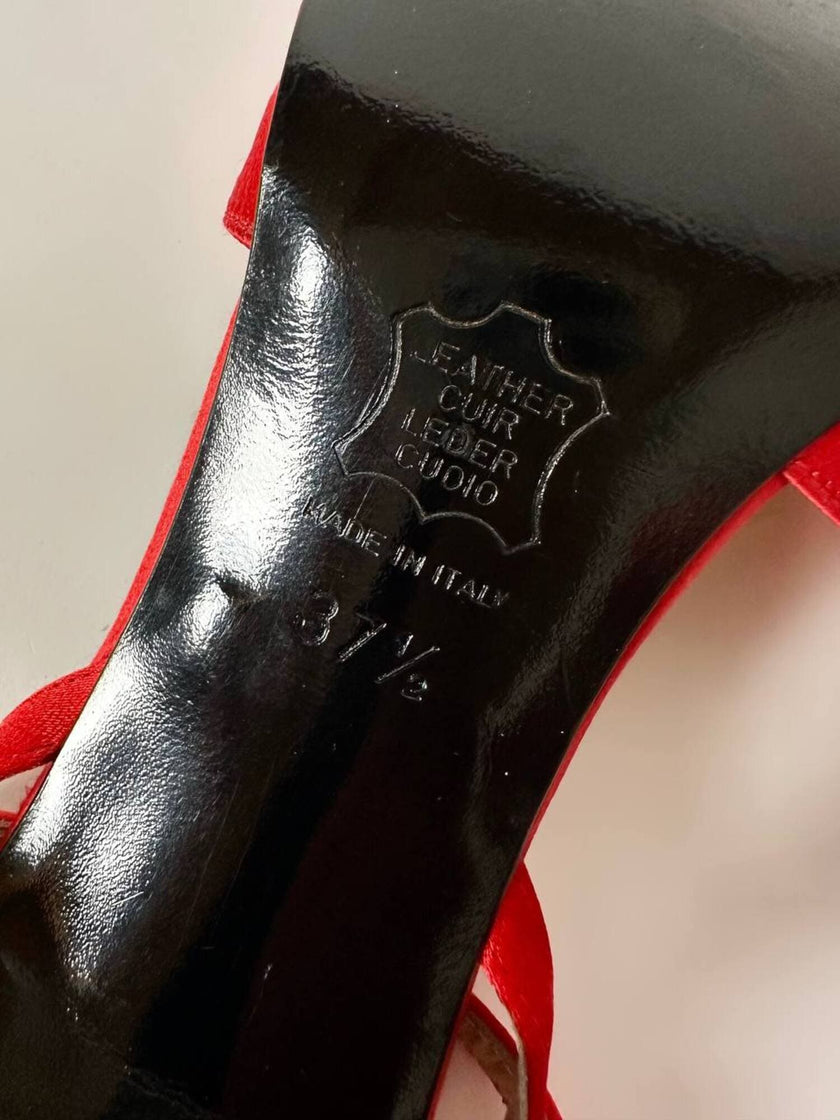 Décolleté vintage Yves Saint Laurent in raso di seta rosso lacca con cinturino alla caviglia