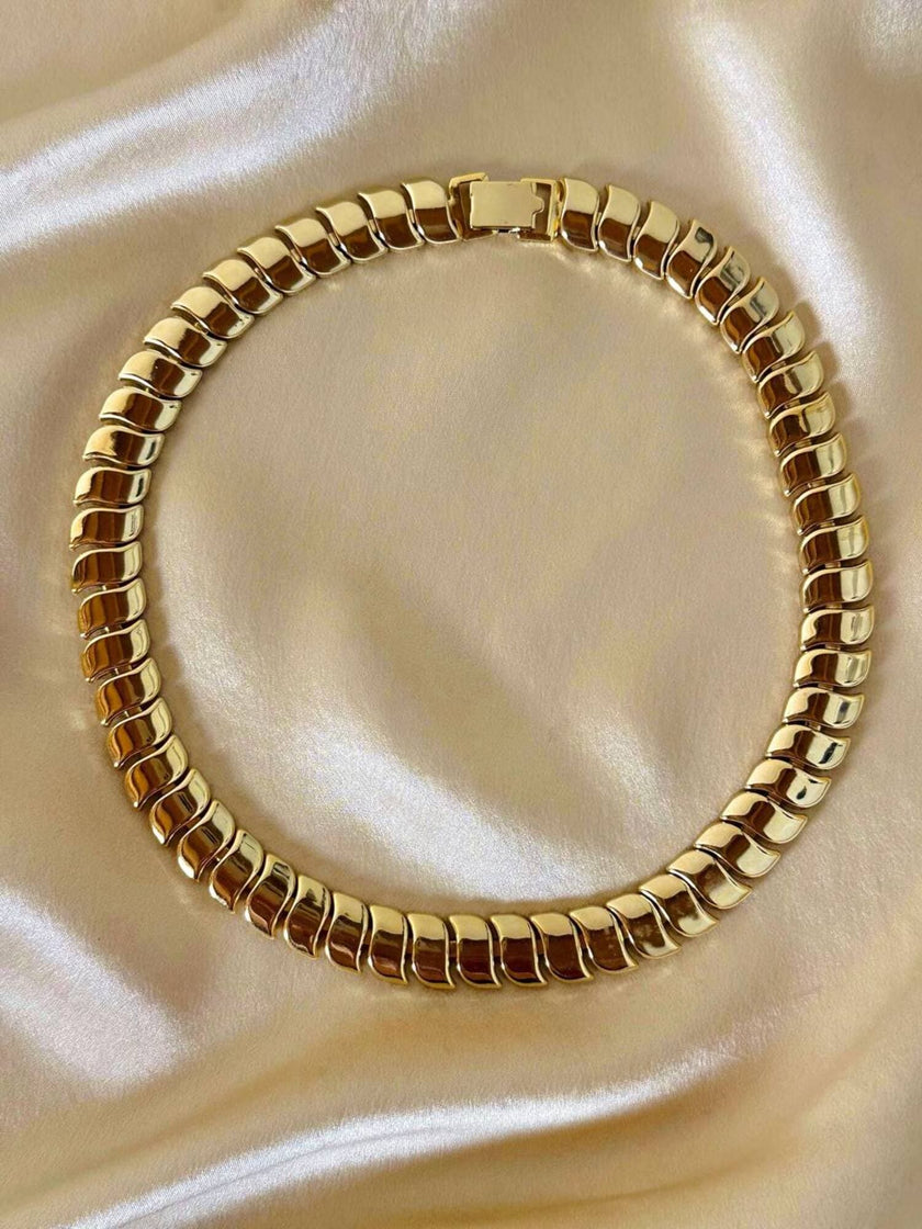 Collier dorato con moduli a onda