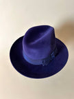 Cappello Fedora vintage blu lapislazzuli con cinta canneté tono tu tono realizzato in feltro di lapin