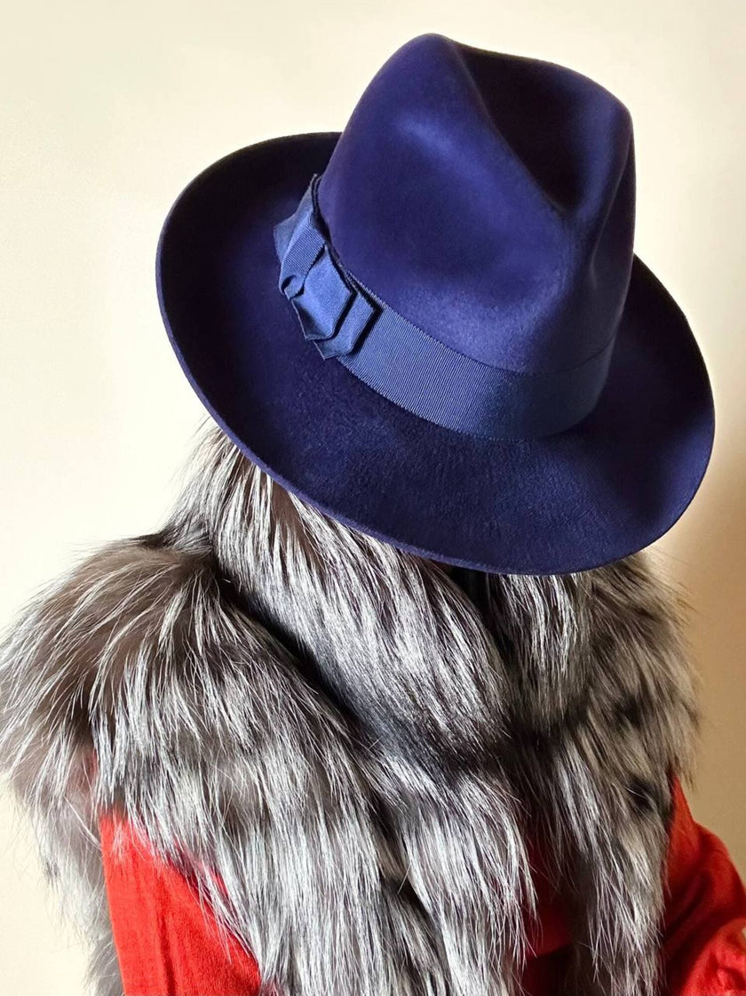 Cappello Fedora vintage blu lapislazzuli con cinta canneté tono tu tono realizzato in feltro di lapin