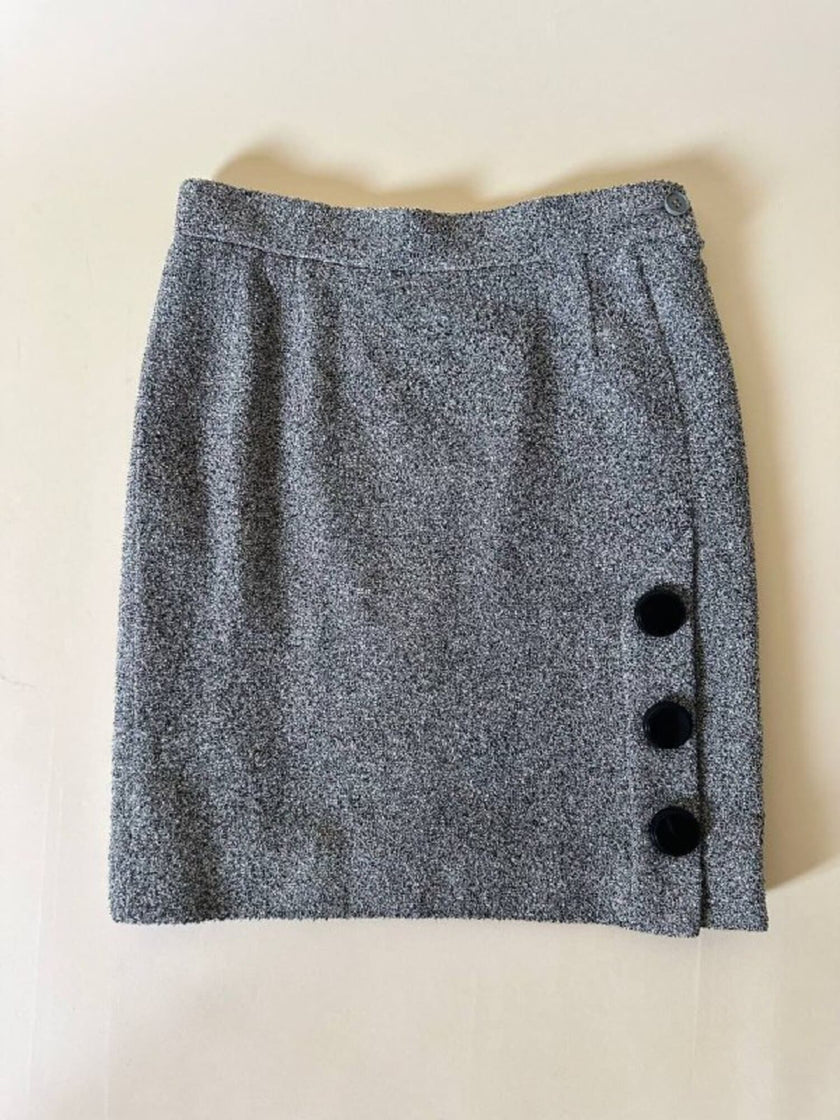 Minigonna grigia in lana bouclé con maxi bottoni neri “Yves Saint Laurent”