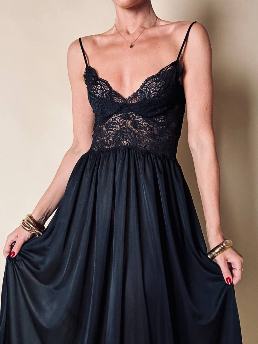 Slip dress nero in pizzo con coppe a balconcino “La Perla”