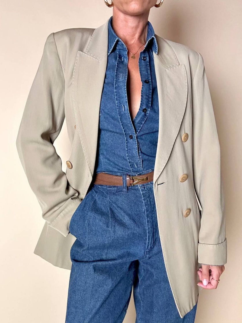 Blazer doppiopetto Ēlectre in rasato di lana beige con taglio ricercato e impunture in tinta