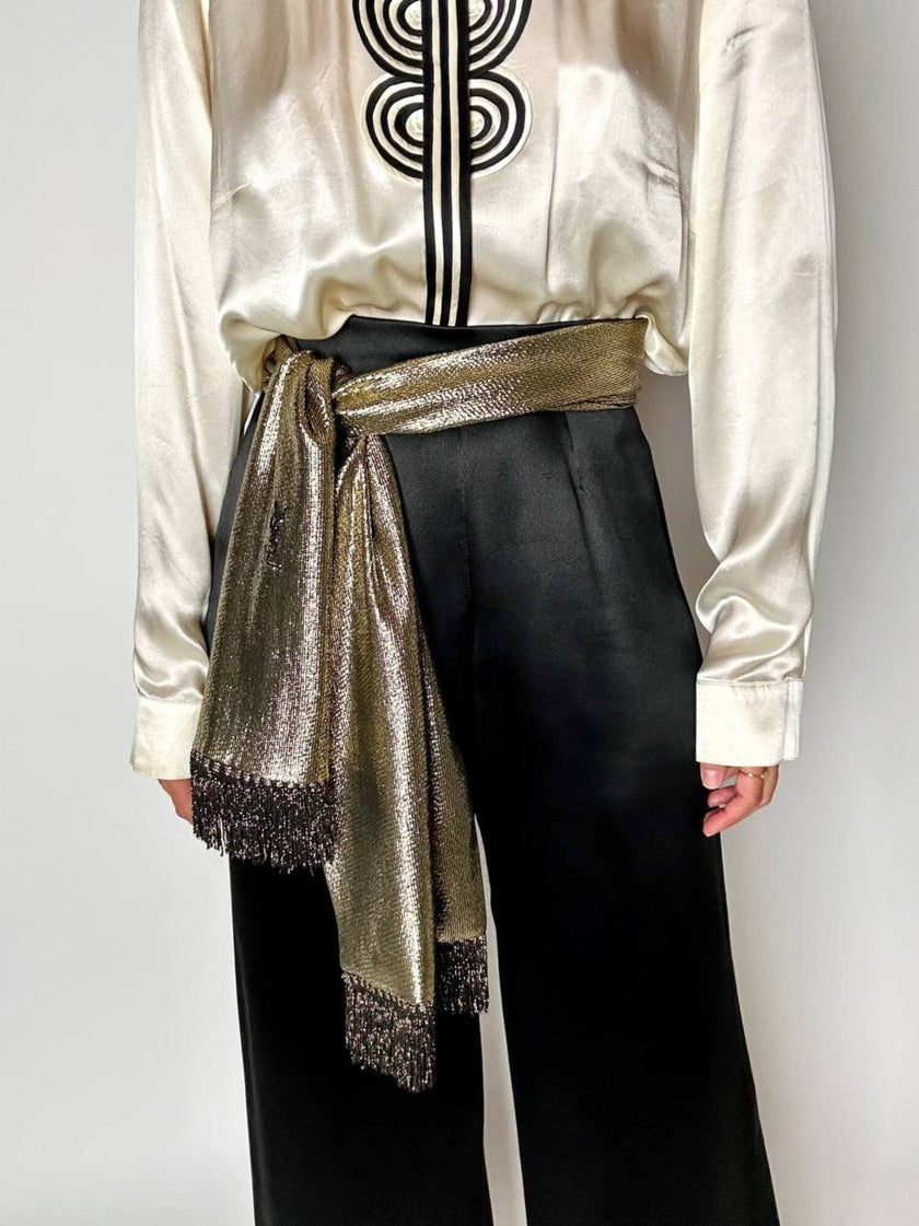 Sciarpa vintage Yves Saint Laurent in lamé di seta oro con frange e logo YSL ricamato
