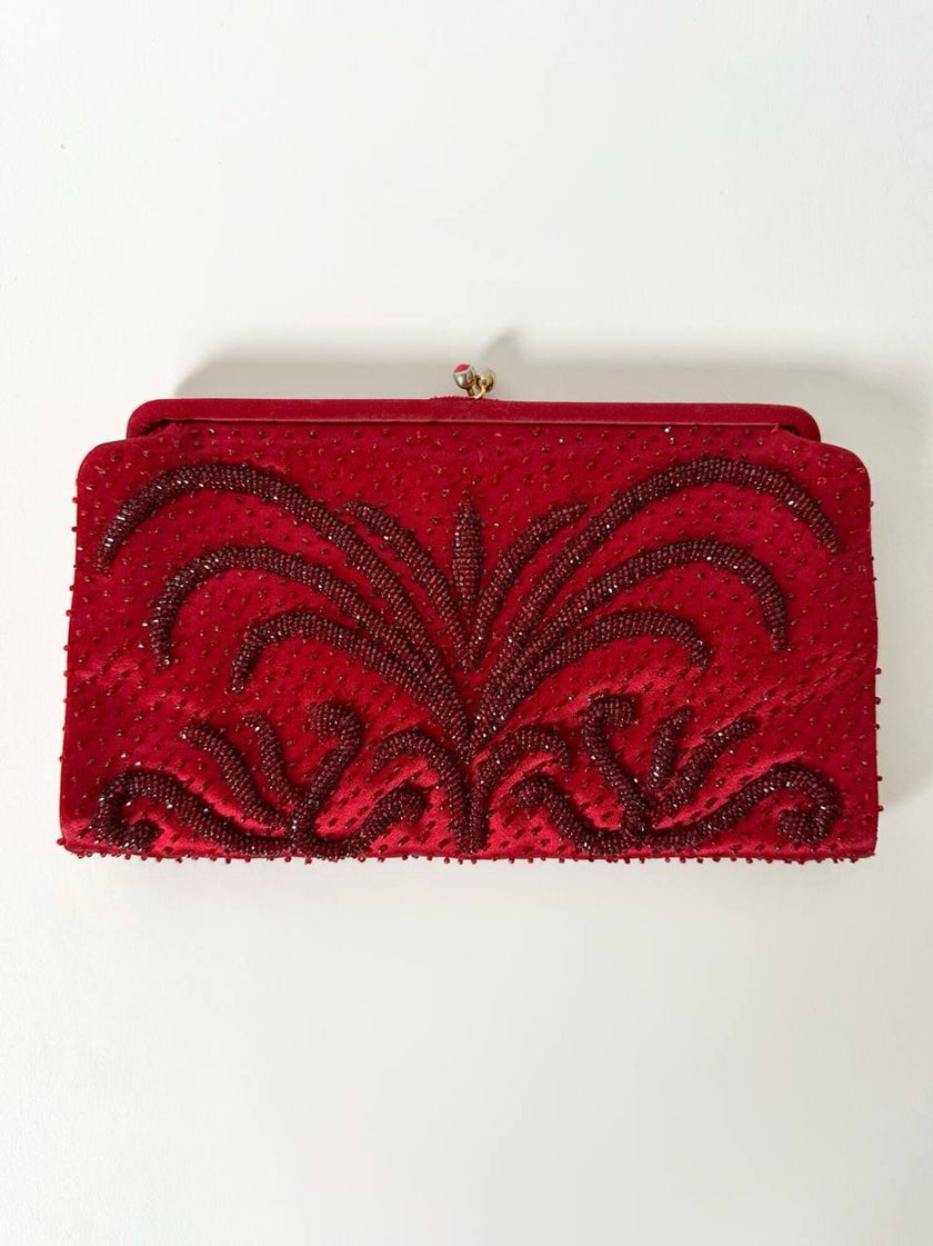 Pochette vintage in seta rosso cardinale ricamata con perline tono su tono